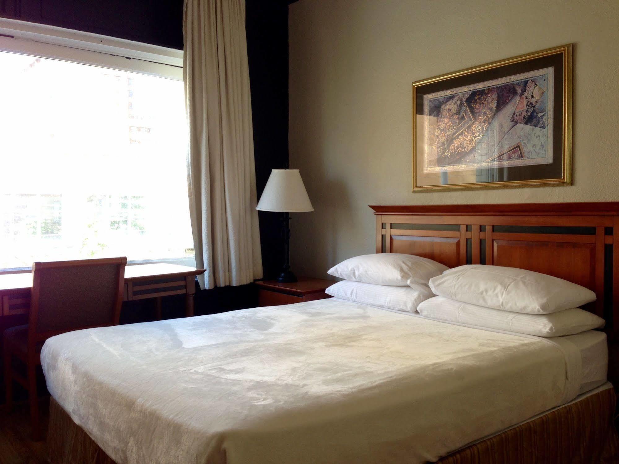 Hotel Ambassador Ванкувер Экстерьер фото